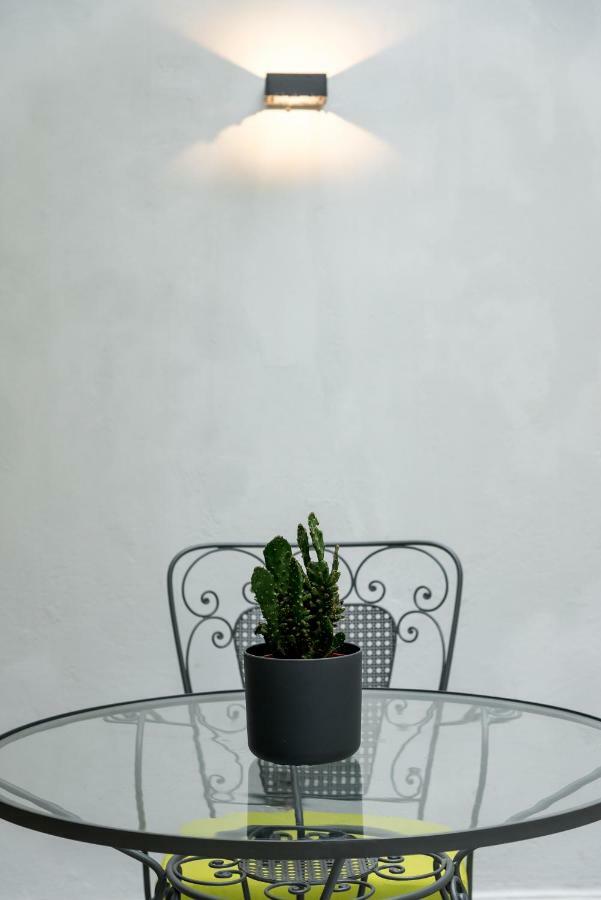 Central Cozy Studio With A Secret Garden Athena Bagian luar foto