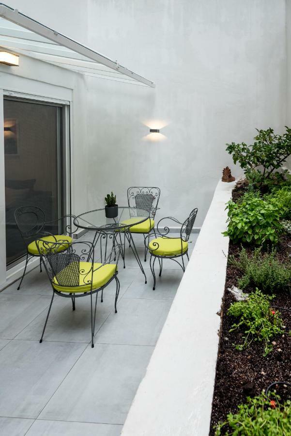 Central Cozy Studio With A Secret Garden Athena Bagian luar foto