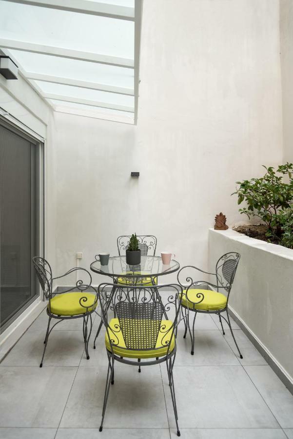 Central Cozy Studio With A Secret Garden Athena Bagian luar foto